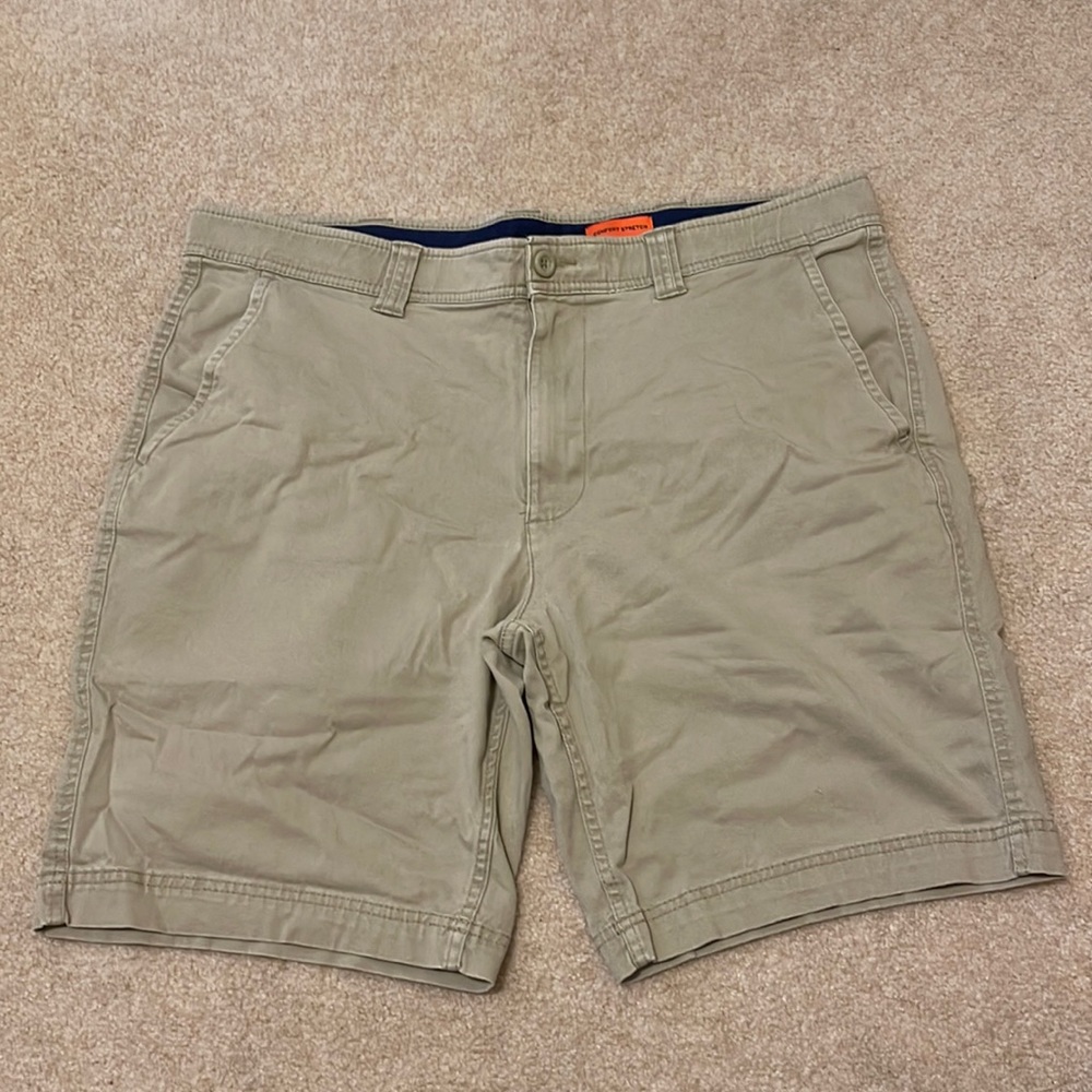Khaki stretchy shorts